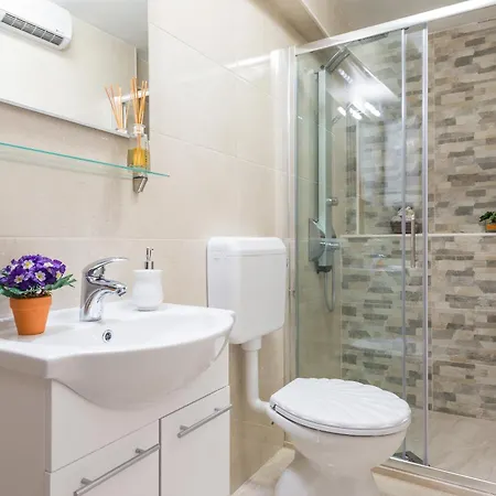 Nia Deluxe & Elegance Apartment